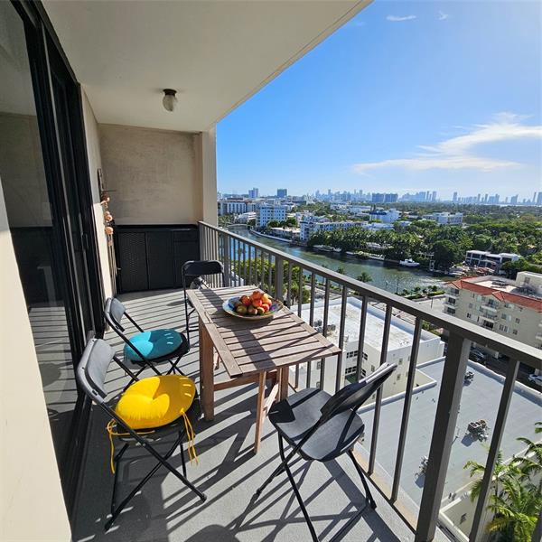 Image 7 of 28 For 2625 Collins Ave  1408