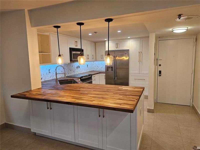 Image 8 of 28 For 2625 Collins Ave  1408