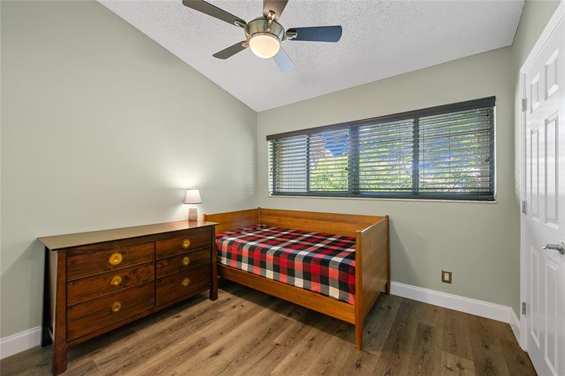 Image 22 of 27 For 3020 Oakland Forest Dr