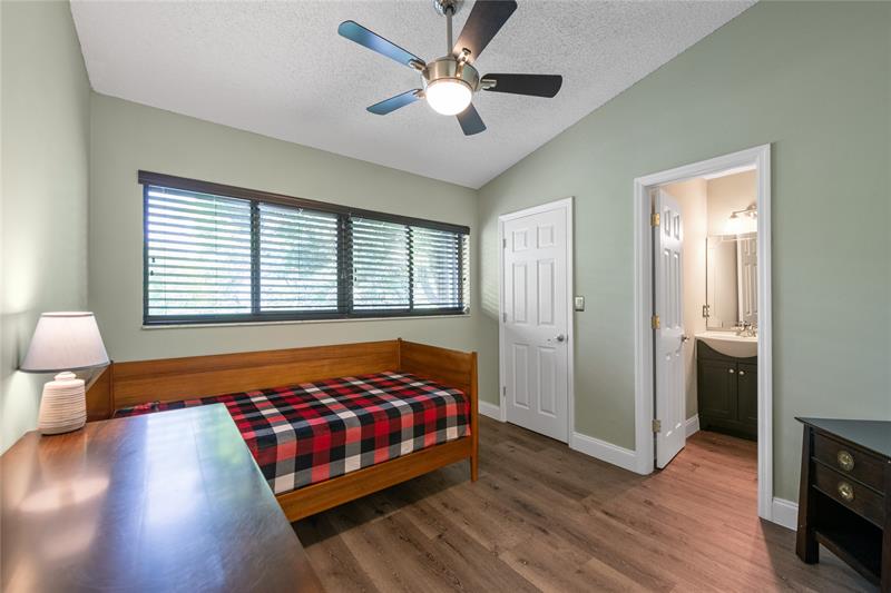 Image 23 of 27 For 3020 Oakland Forest Dr