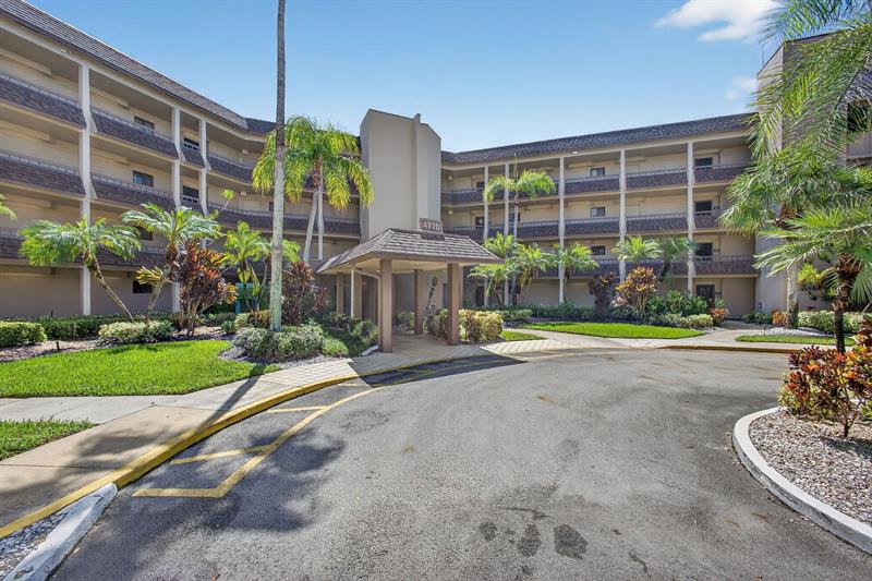 Image 4 of 60 For 4770 Fountains Dr  104