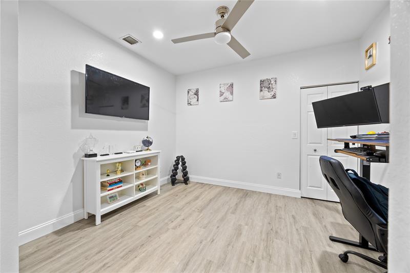 Image 18 of 39 For 243 Coral Trace Ln