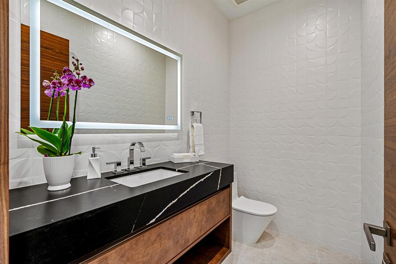 Image 10 of 48 For 2000 Harbourview Dr