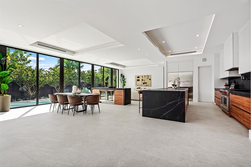 Image 13 of 48 For 2000 Harbourview Dr