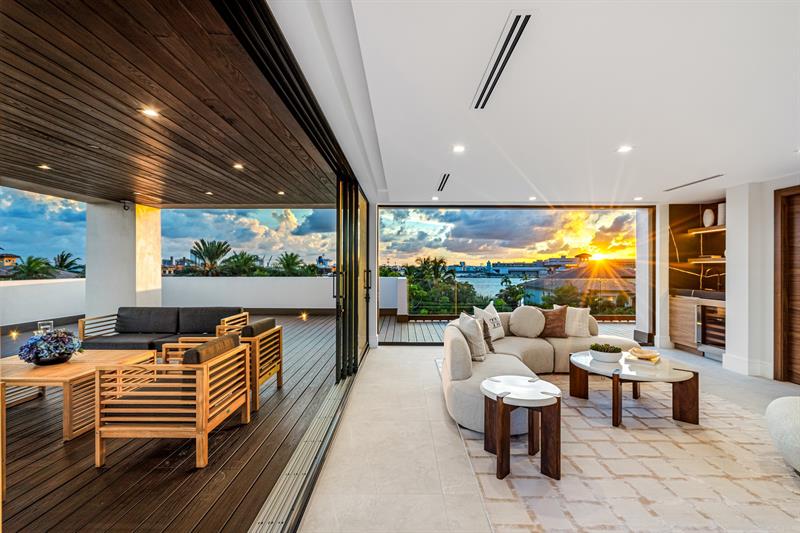 Image 3 of 48 For 2000 Harbourview Dr