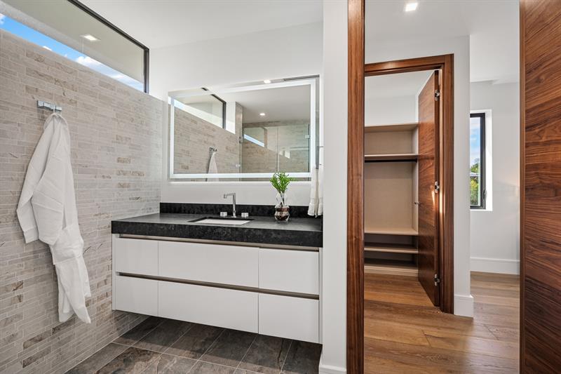 Image 34 of 48 For 2000 Harbourview Dr
