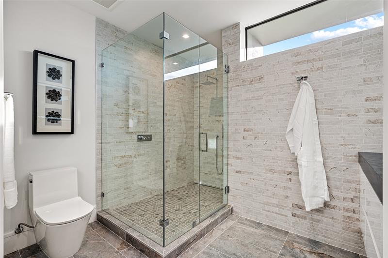 Image 35 of 48 For 2000 Harbourview Dr