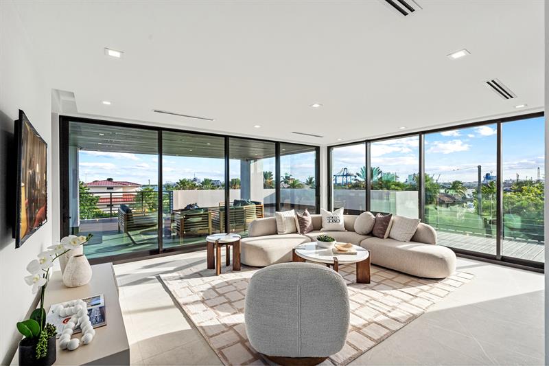 Image 38 of 48 For 2000 Harbourview Dr