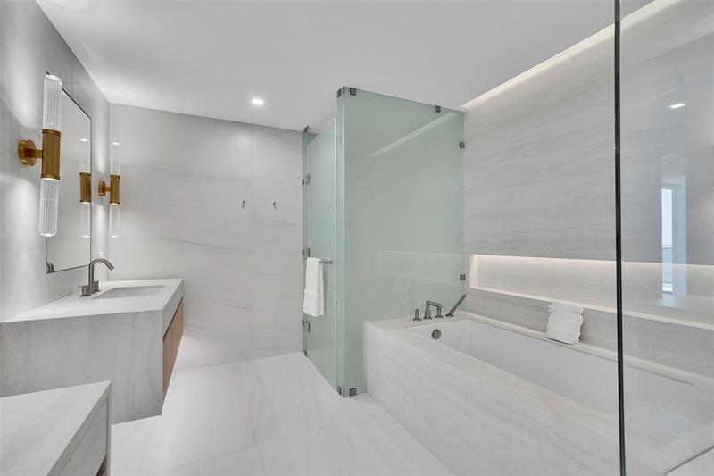 Image 18 of 56 For 900 Ocean Blvd  1701