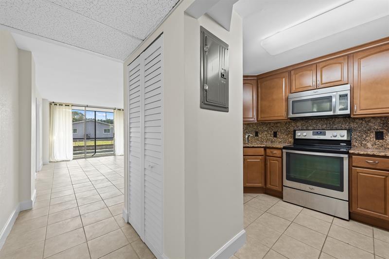 Image 11 of 22 For 111 Royal Park Dr  1c