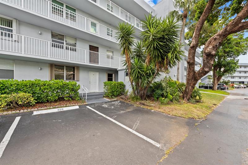Image 21 of 22 For 111 Royal Park Dr  1c