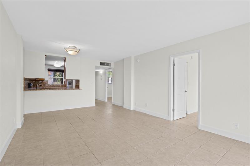 Image 6 of 22 For 111 Royal Park Dr  1c