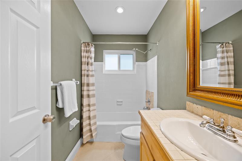 Image 30 of 53 For 2025 38th St