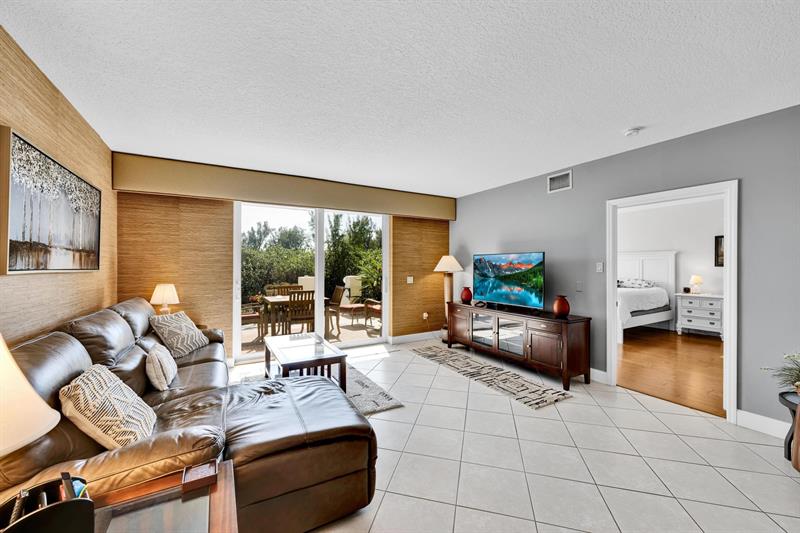 Image 10 of 53 For 2880 14th Street Cswy 110