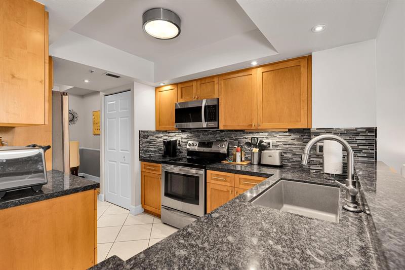 Image 14 of 53 For 2880 14th Street Cswy 110