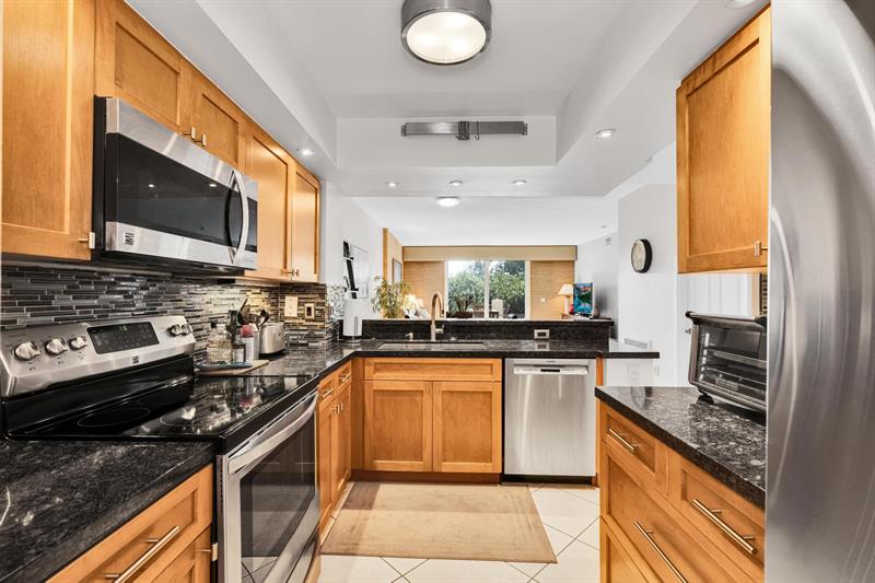 Image 15 of 53 For 2880 14th Street Cswy 110