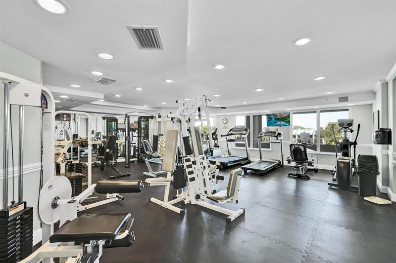 Image 41 of 53 For 2880 14th Street Cswy 110