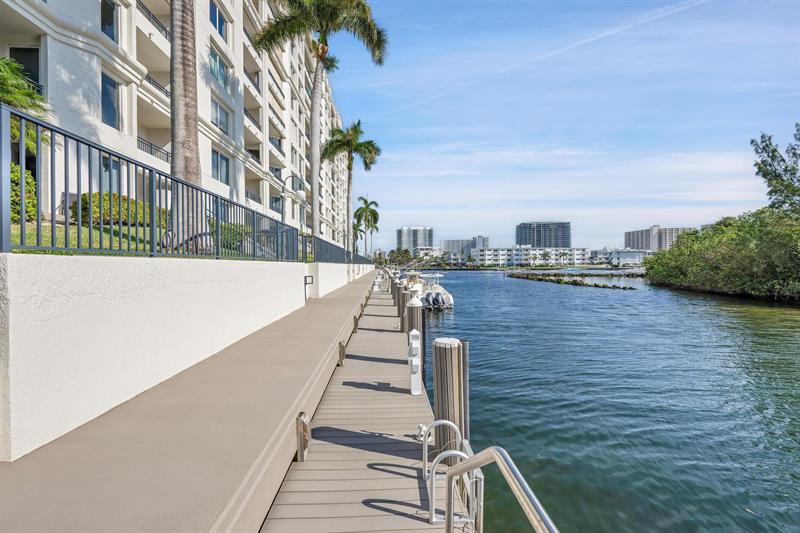 Image 48 of 53 For 2880 14th Street Cswy 110