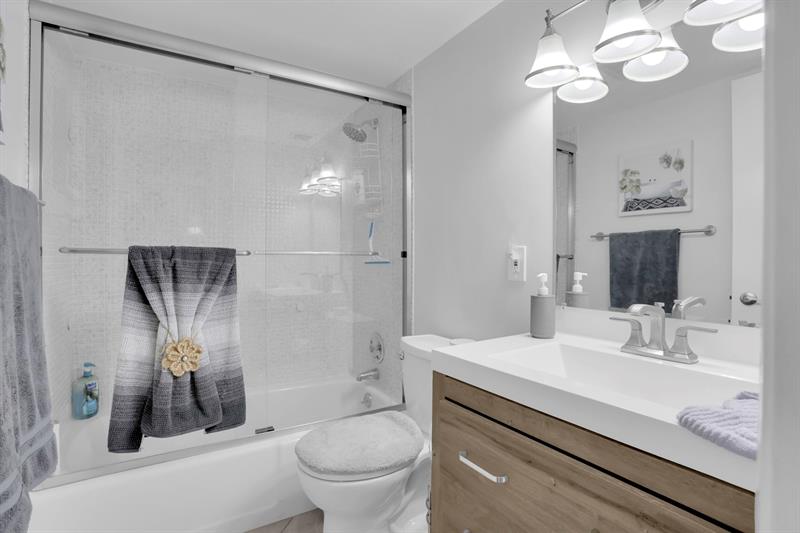 Image 18 of 25 For 2601 14th Street Cswy  245