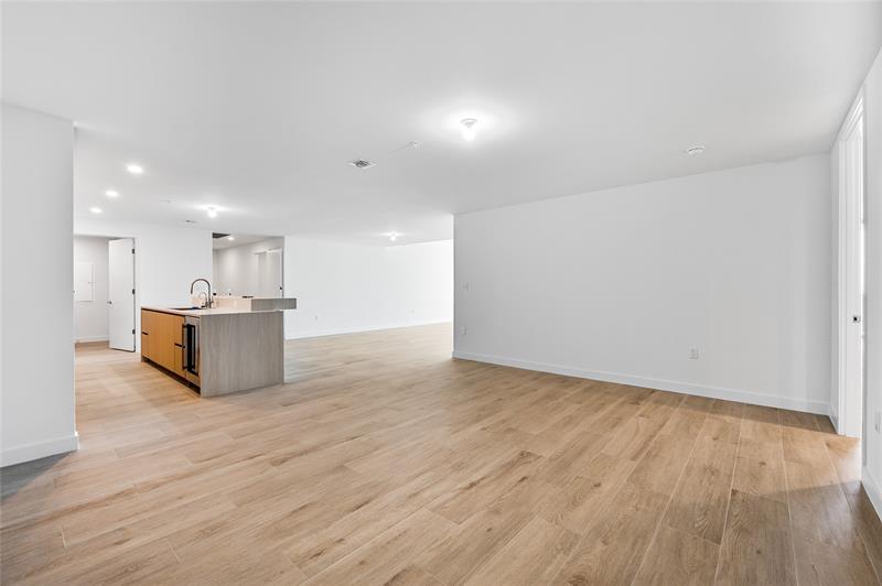 Image 17 of 62 For 900 Ocean Blvd.  902