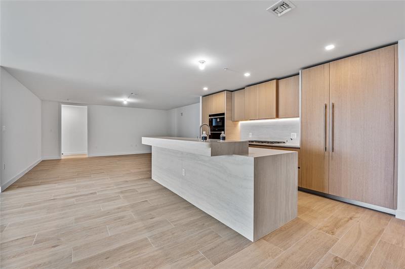 Image 5 of 62 For 900 Ocean Blvd.  902