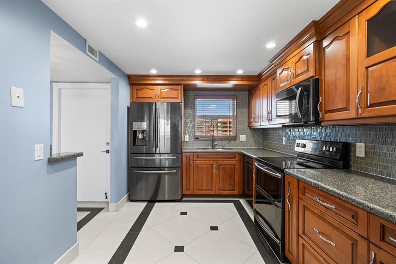 Image 10 of 62 For 511 Bayshore Dr  904