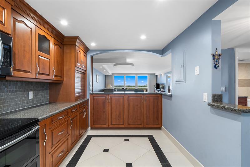 Image 11 of 62 For 511 Bayshore Dr  904