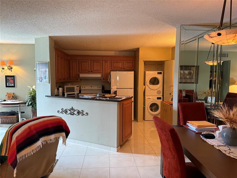 Image 3 of 12 For 7543 Oriole Blvd  204