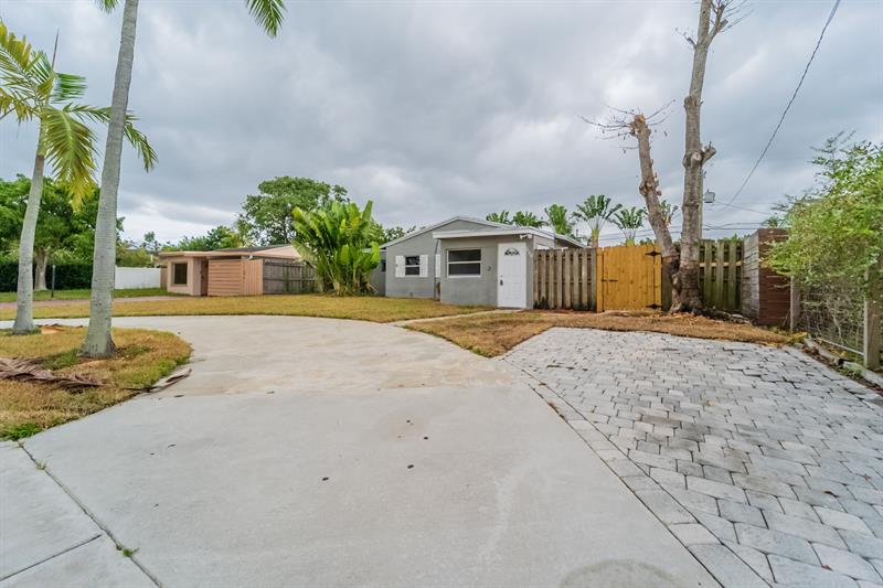 Image 4 of 32 For 620 57th St  