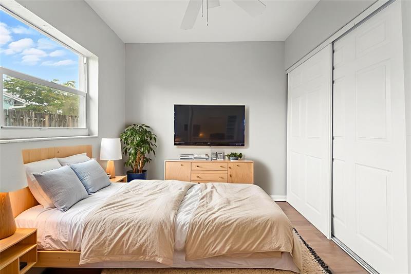 Image 7 of 32 For 620 57th St  