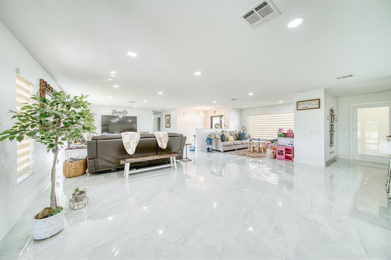 Image 12 of 38 For 20421 50th Pl
