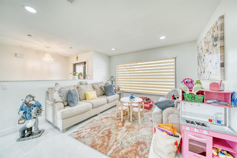 Image 13 of 38 For 20421 50th Pl