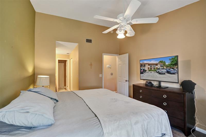 Image 21 of 52 For 2233 15th St  220