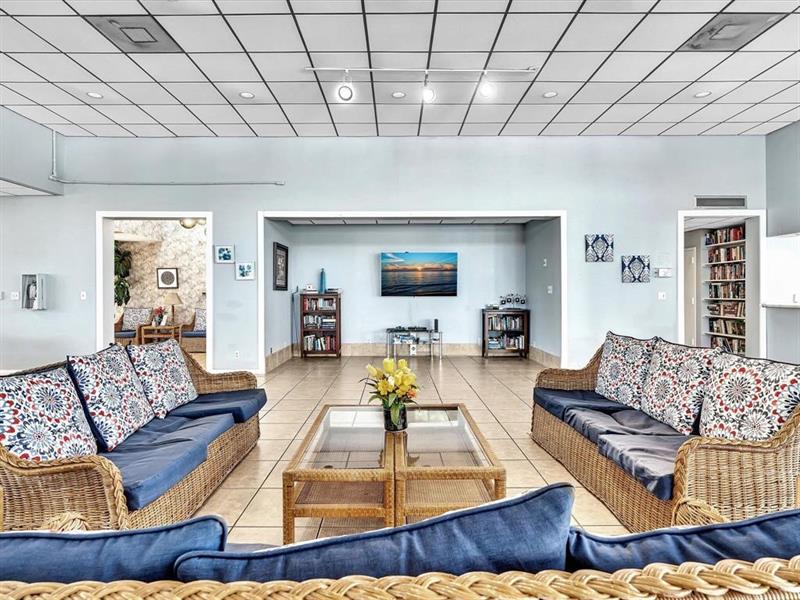 Image 43 of 52 For 2233 15th St  220