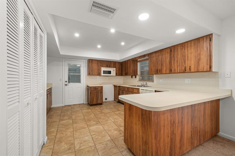 Image 11 of 37 For 5223 Placid Lakes Blvd