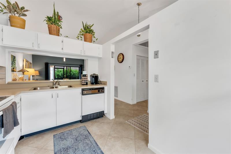 Image 16 of 27 For 3086 Oakland Forest Dr  1203