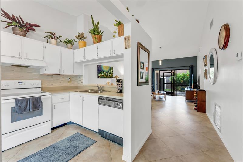 Image 17 of 27 For 3086 Oakland Forest Dr  1203