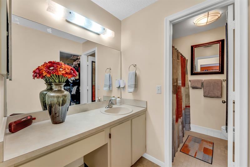 Image 21 of 27 For 3086 Oakland Forest Dr  1203