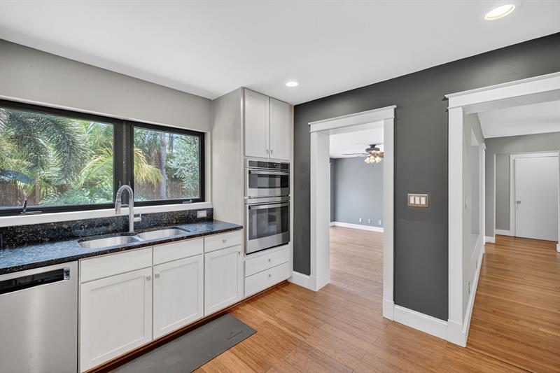Image 17 of 49 For 111 16th Ct  