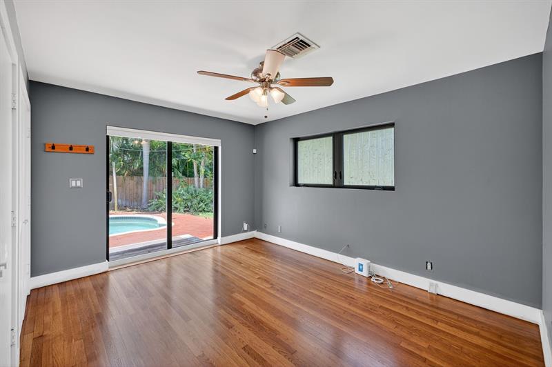 Image 28 of 49 For 111 16th Ct  