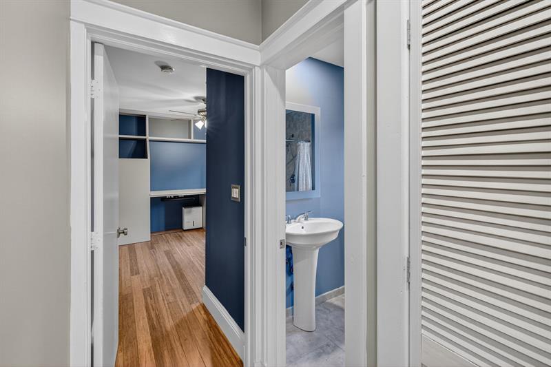 Image 32 of 49 For 111 16th Ct  