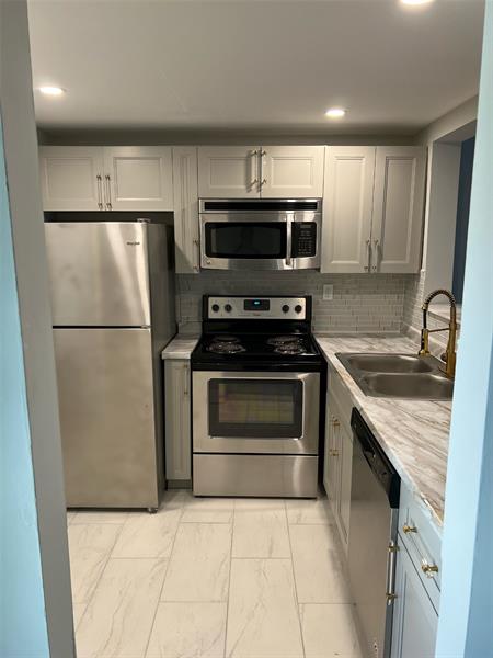 Image 23 of 27 For 9070 Lime Bay Blvd  209