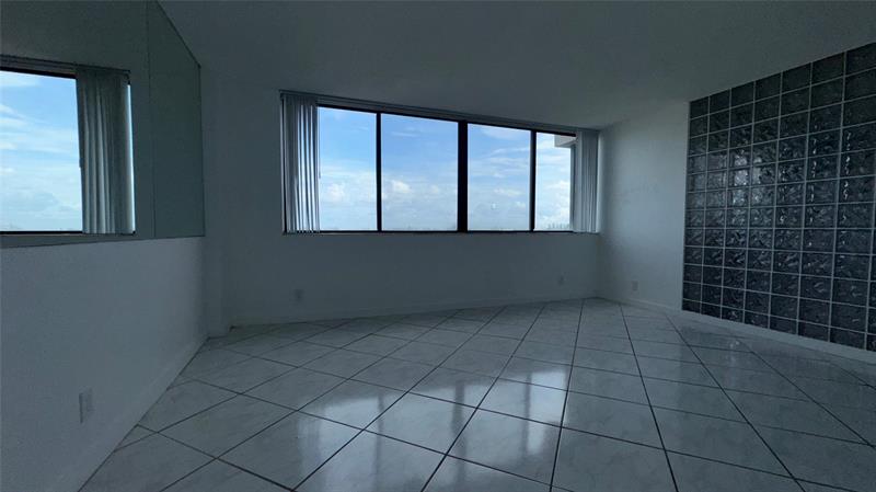 Image 7 of 11 For 4222 Inverrary Blvd  4711