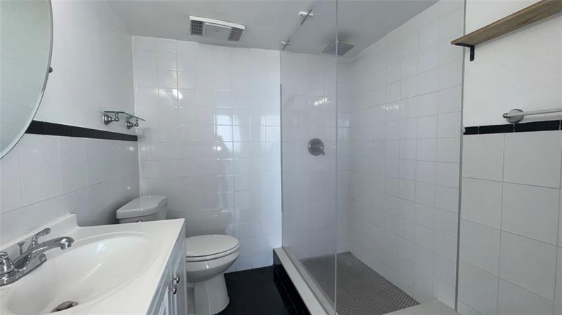 Image 8 of 11 For 4222 Inverrary Blvd  4711