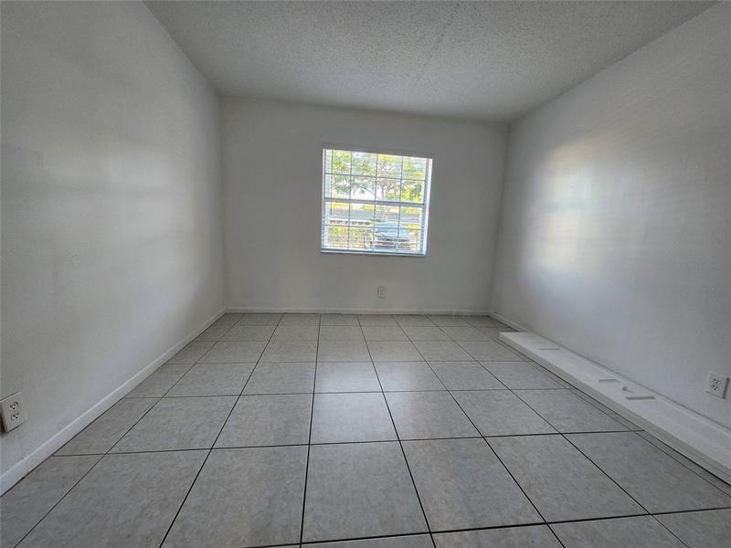 Image 11 of 100 For 501 8th St  103