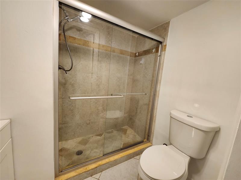 Image 18 of 100 For 501 8th St  103