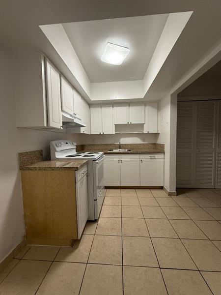 Image 4 of 11 For 890 39th St  12