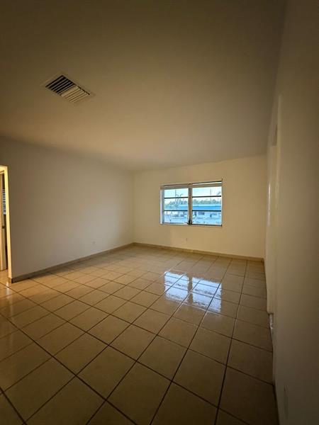 Image 5 of 11 For 890 39th St  12