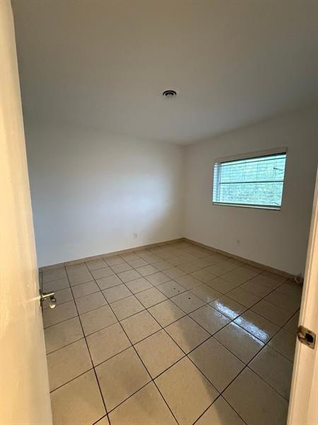 Image 6 of 11 For 890 39th St  12