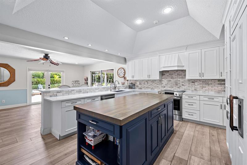 Image 12 of 48 For 13078 Coastal Cir